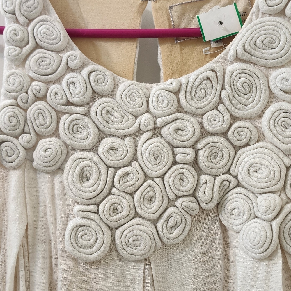 Elegant Cream Dress with Floral Accents - Picture 2 of 9